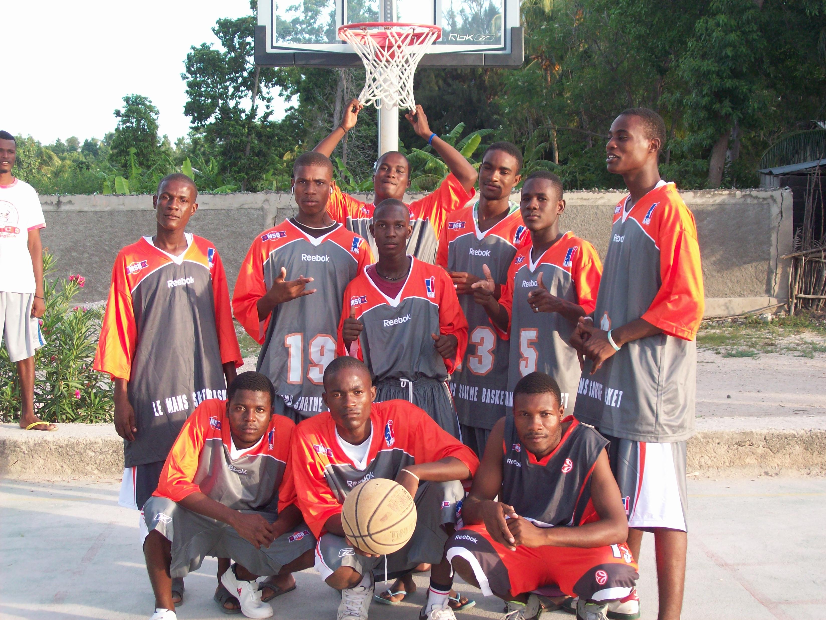 PHOTO BASKET 2 JEUNES DU MÔLE ST NICOLAS EN HAITI