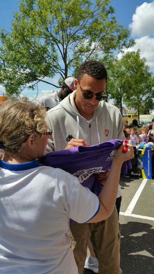 Dounia en dédicaces à Mini Basket Maxi Fête