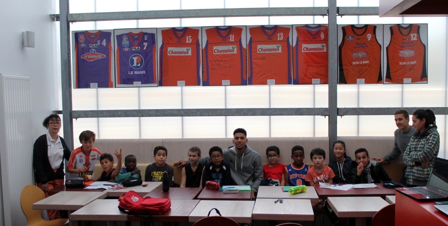 Olivier à la MSB Ecole KinderBD