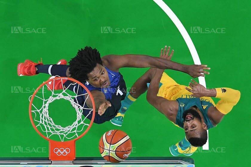 mickael-gelabale-defendant-sur-patty-mills-photo-afp-1470513465