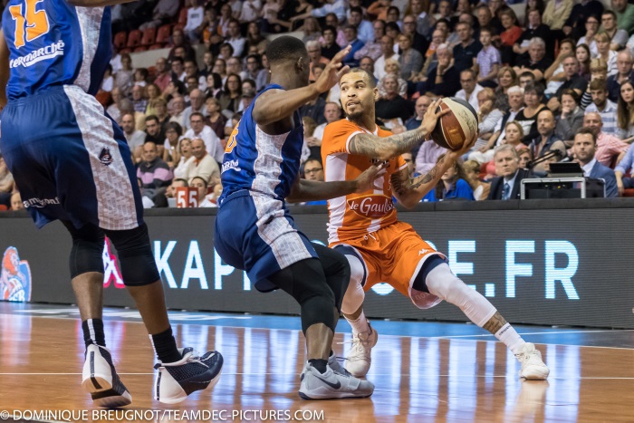 Justin en match en orange