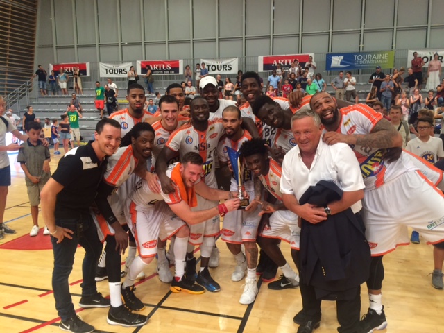 Léquipe avec le Trophée