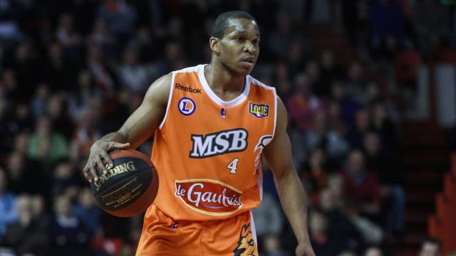 torey-thomas-signe-cholet-basket
